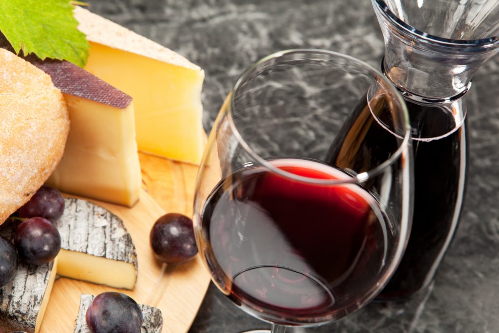 Histamin ist in zahlreichen Lebensmitteln, wie beispielsweise auch in Käse und Rotwein zu finden. (Bild: steinerpicture/fotolia.com)