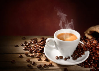 Kaffee galt zwar lange Zeit als ungesund, doch immer mehr wissenschaftliche Untersuchungen bescheinigen dem Heißgetränk positive Auswirkungen auf die Gesundheit. In einer aktuellen Studie zeigte sich nun, dass Menschen mit moderatem Kaffeekonsum länger leben. (Bild: fabiomax/fotolia.com)