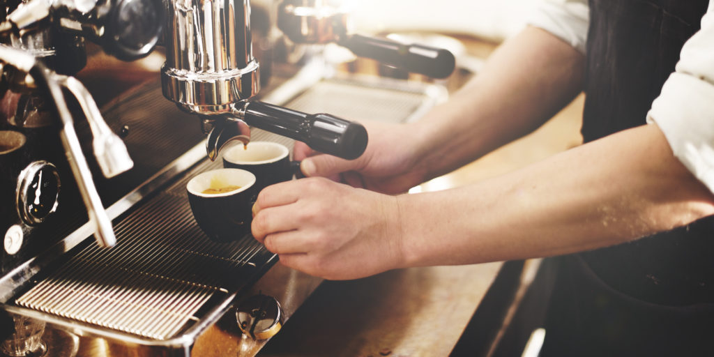 Für viele Menschen ist Kaffee ein praktisch unerlässlicher Teil ihres Alltages. Sie können nun beruhigt weiter genießen, ein erhöhtes Krebsrisiko entsteht durch den Kaffeeonsum nicht. (Bild: Rawpixel.com/fotolia.com)