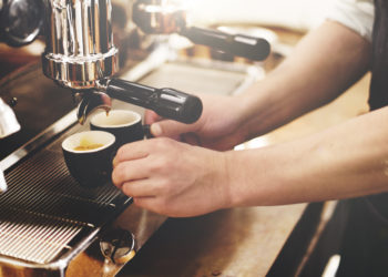 Für viele Menschen ist Kaffee ein praktisch unerlässlicher Teil ihres Alltages. Sie können nun beruhigt weiter genießen, ein erhöhtes Krebsrisiko entsteht durch den Kaffeeonsum nicht. (Bild: Rawpixel.com/fotolia.com)