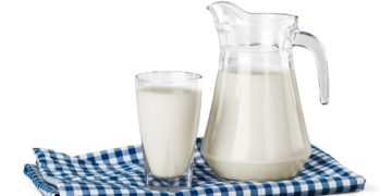 Gesunde Buttermilch enthält viel Eiweiß und Mineralstoffe und ist mit höchstens einem Prozent Fett sehr kalorienarm. Beim Kauf sollte man darauf achten, zu "Reiner Buttermilch" zu greifen;diese kommt ohne Zusätze aus. (Bild: BillionPhotos.com/fotolia.com)