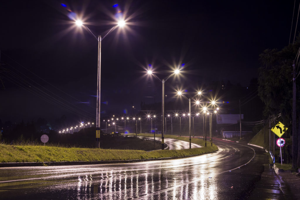 Immer mehr Straßenbeleuchtung wird auf LED Lampen umgestellt. Dadurch entstehen allerdings Gefahren für unser Gehirn und den Straßenverkehr. (Bild: Haz/fotolia.com)