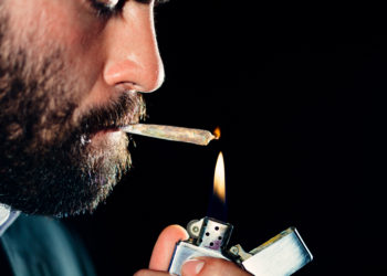 Das Rauchen von Marihuana scheint unserer körperlichen Gesundheit nicht ernsthaft zu schaden. Außer Zahnfleischerkrankungen konnten Forscher keine anderen nennenswerten körperlichen Nachteile des Konsums feststellen. (Bild: ShutterDivision/fotolia.com)