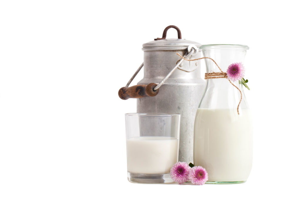 Milch gilt seit jeher als gesundes Naturprodukt. Offenbar kommt es aber darauf an, welche Milch getrunken wird. Bei entrahmten Produkten steigt die Gefahr, Pickel zu bekommen. (Bild: Jenny Sturm/fotolia.com)