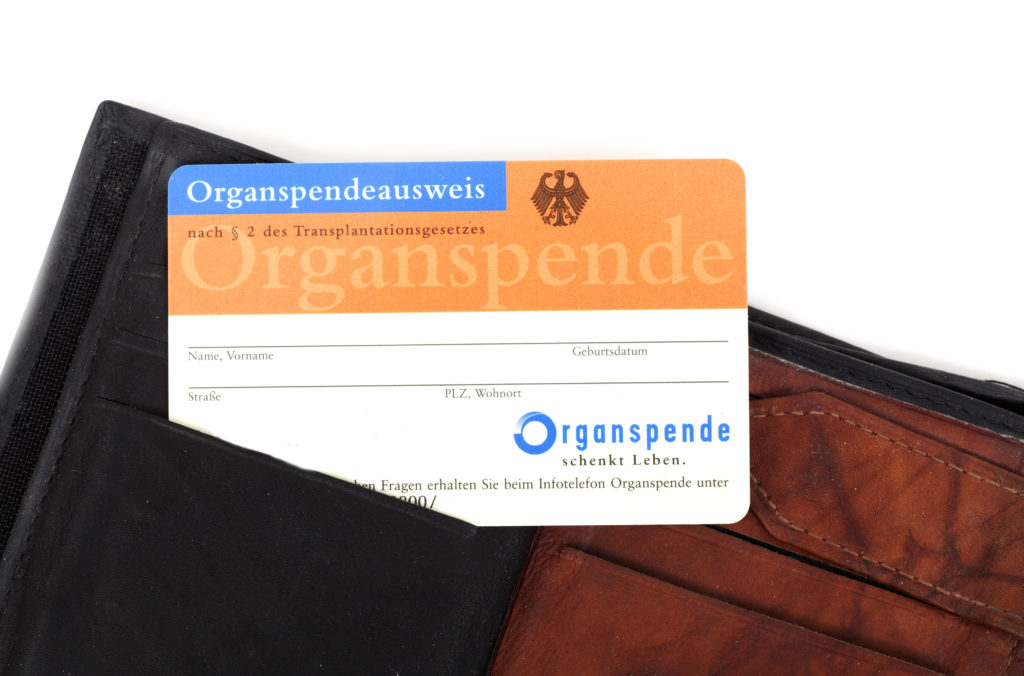 Deutschland benötigt mehr Organspender. Jeden Tag versterben drei Menschen, weil keine passenden Organspender zur Verfügung stehen. Dabei ist es so einfach einen Spendeausweis zu beantragen. (Bild: Dreadlock/fotolia.com)