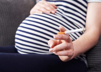 Gesundheitsexperten zufolge raucht jede zehnte Frau in Deutschland während der Schwangerschaft Zigaretten und schaden damit dem ungeborenen Kind. Auch das Dampfen von E-Zigaretten stellt eine Gesundheitsgefahr für den Nachwuchs dar.(Bild: highwaystarz/fotolia.com)