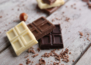Schokolade jeglicher Art schmeckt gut, hat aber auch den Nachteil, dass sie viel Fett enthält. Wissenschaftler entdeckten jetzt einen neuen Prozess, durch den Schokolade fettarmer hergestellt werden kann. (Bild: Africa Studio/fotolia.com)