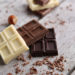 Schokolade jeglicher Art schmeckt gut, hat aber auch den Nachteil, dass sie viel Fett enthält. Wissenschaftler entdeckten jetzt einen neuen Prozess, durch den Schokolade fettarmer hergestellt werden kann. (Bild: Africa Studio/fotolia.com)