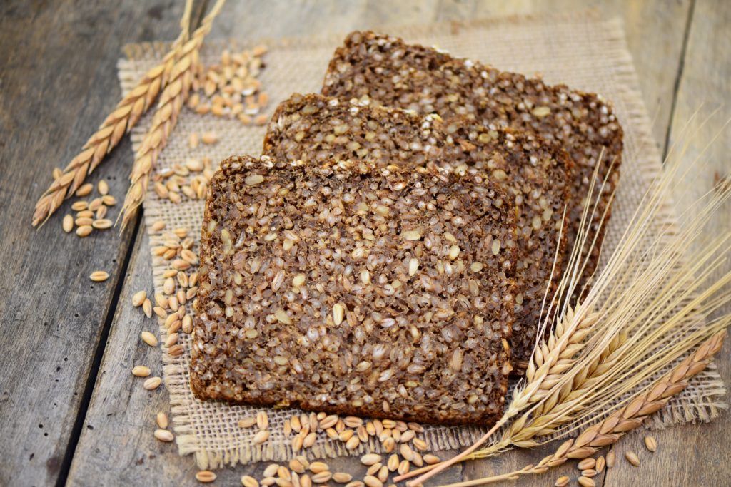 Eine Ernährungsweise mit viel Vollkorn ist gesund. Laut einer aktuellen Studie beugt man dadurch Krankheiten wie Krebs, Herz-Kreislauf-Erkrankungen oder Diabetes vor. (Bild: photocrew/fotolia.com)