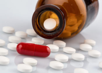 Die Einnahme von Vitamin E als Kapsel oder Tablette hat nicht immer die gleichen Auswirkungen. Zudem geht sie manchmal mit nachteiligen Effekten einher. (Bild: Gina Sanders/fotolia.com)