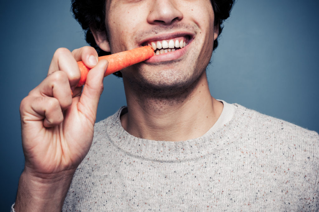 Wir lernen schon als Kinder, dass bestimmte Lebensmittel nicht gut für unsere Zähne sind. Andere wiederum dienen jedoch der Zahngesundheit. Karotten und Vollkornprodukte sind nur einige davon. (Bild: LoloStock/fotolia.com)