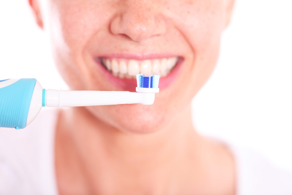 Richtiges Zähneputzen ist die Grundlage für ein gesundes Zahnfleisch und gesunde Zähne. (Bild: Peter Atkins/fotolia.com)