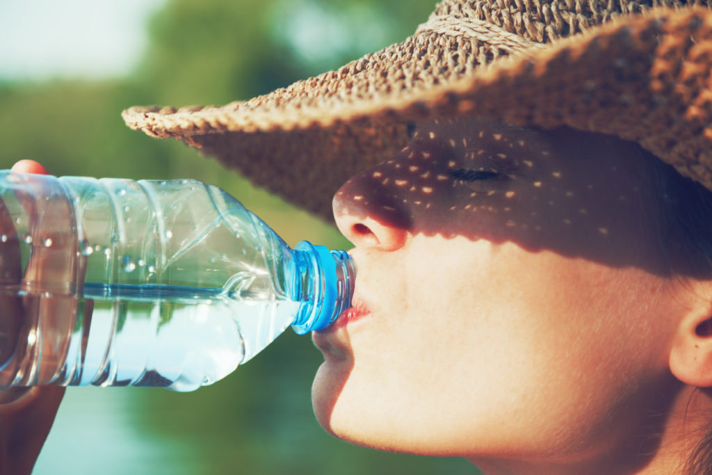 Wasser trinken ist bei warmen Temperaturen besonders wichtig, um den Körper gesund zu halten. (Bild: Ivan Kruk/fotolia.com)