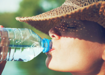 Wasser trinken ist bei warmen Temperaturen besonders wichtig, um den Körper gesund zu halten. (Bild: Ivan Kruk/fotolia.com)
