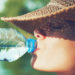 Wasser trinken ist bei warmen Temperaturen besonders wichtig, um den Körper gesund zu halten. (Bild: Ivan Kruk/fotolia.com)