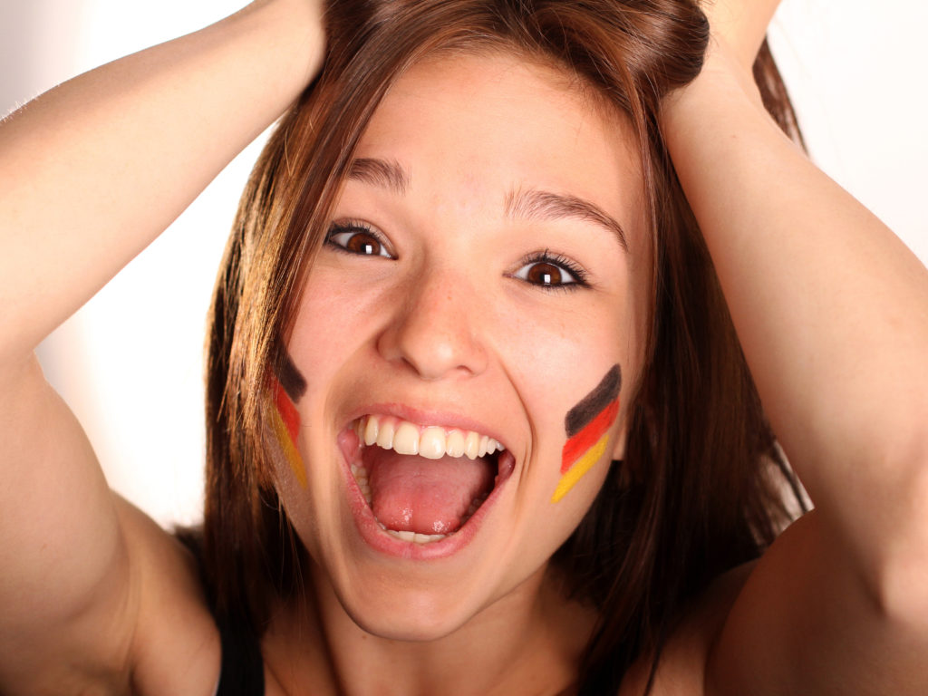 Die Stiftung Warentest hat Fan-Schminke geprüft und kam zu einem erschreckenden Ergebnis. (Bild: Petra Fiedler/fotolia.com)