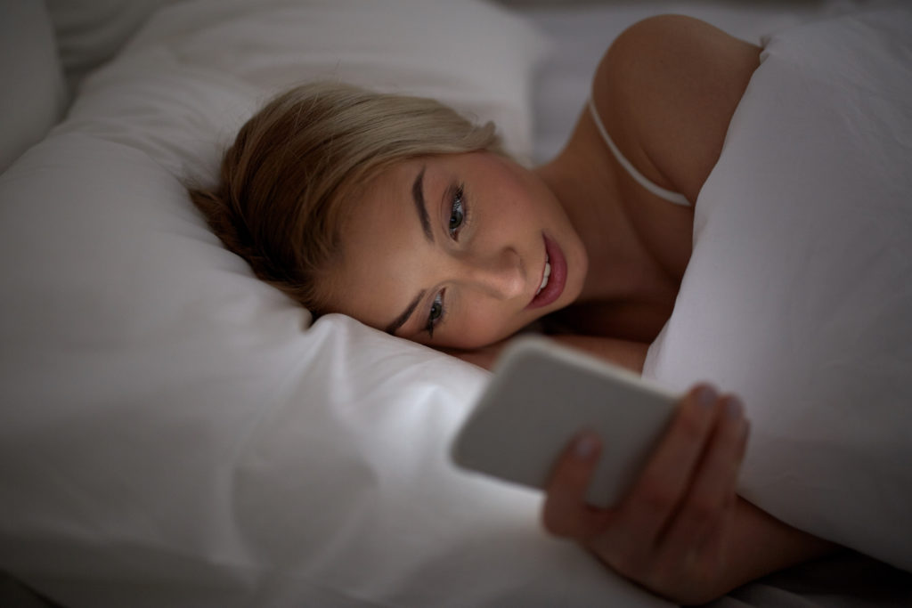 Wer abends im Bett noch sein Handy nutzen möchte, sollte immer mit beiden Augen schauen. Andernfalls droht eine kurze "Smartphone-Blindheit". (Bild: Syda Productions/fotolia.com) 