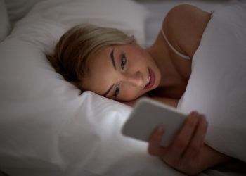 Wer abends im Bett noch sein Handy nutzen möchte, sollte immer mit beiden Augen schauen. Andernfalls droht eine kurze "Smartphone-Blindheit". (Bild: Syda Productions/fotolia.com)