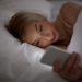 Wer abends im Bett noch sein Handy nutzen möchte, sollte immer mit beiden Augen schauen. Andernfalls droht eine kurze "Smartphone-Blindheit". (Bild: Syda Productions/fotolia.com)