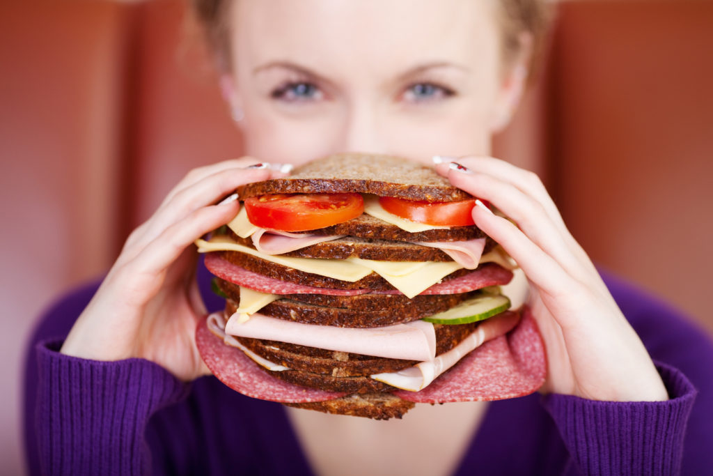 Regelmäßiges Essen und viel Trinken kann vor Heißhunger-Attacken schützen. (Bild: contrastwerkstatt/fotolia.com) 