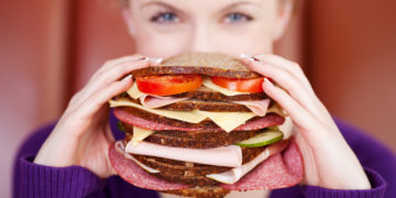 Regelmäßiges Essen und viel Trinken kann vor Heißhunger-Attacken schützen. (Bild: contrastwerkstatt/fotolia.com)