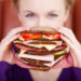 Regelmäßiges Essen und viel Trinken kann vor Heißhunger-Attacken schützen. (Bild: contrastwerkstatt/fotolia.com)