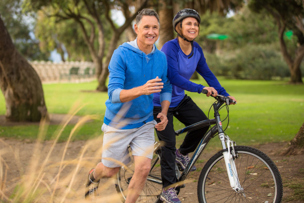 Es gibt viele Gründe, warum Sport beim Abnehmen hilft. Bewegung eignet sich z.B. gut zum Abbau von Stress und beugt dadurch Heißhungerattacken vor. (Bild: elnariz/fotolia.com)