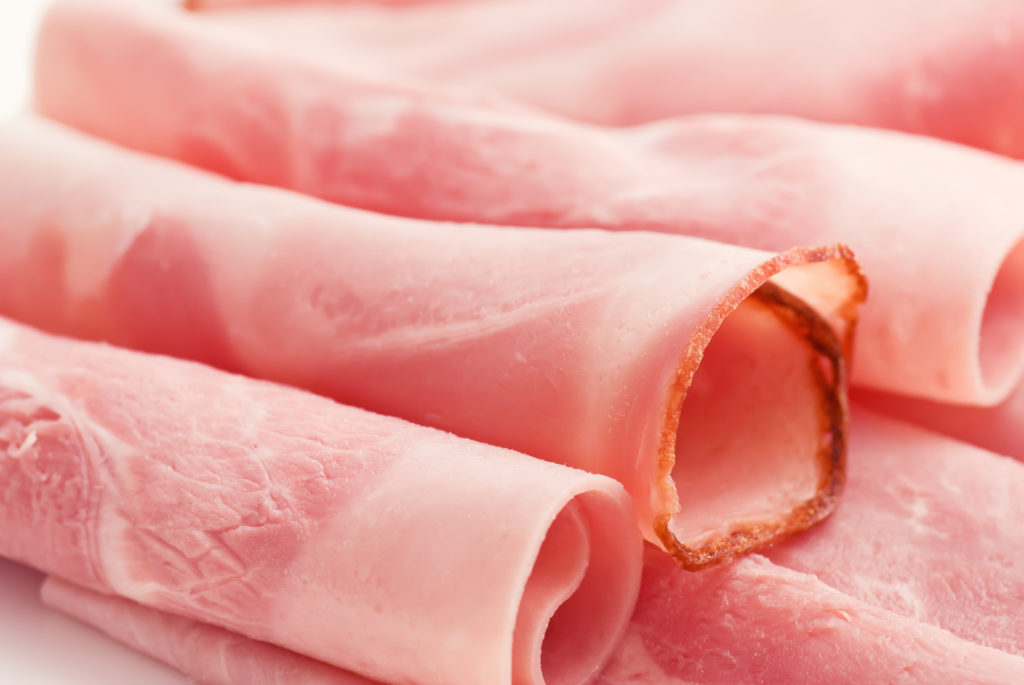 Vorsicht beim Verzehr von Fleischprodukten der Hofmetzgerei Braumiller. Kochschinken und Würstchen des Betriebs könnten mit Listerien verseucht sein. (Bild: HLPhoto/fotolia.com) 