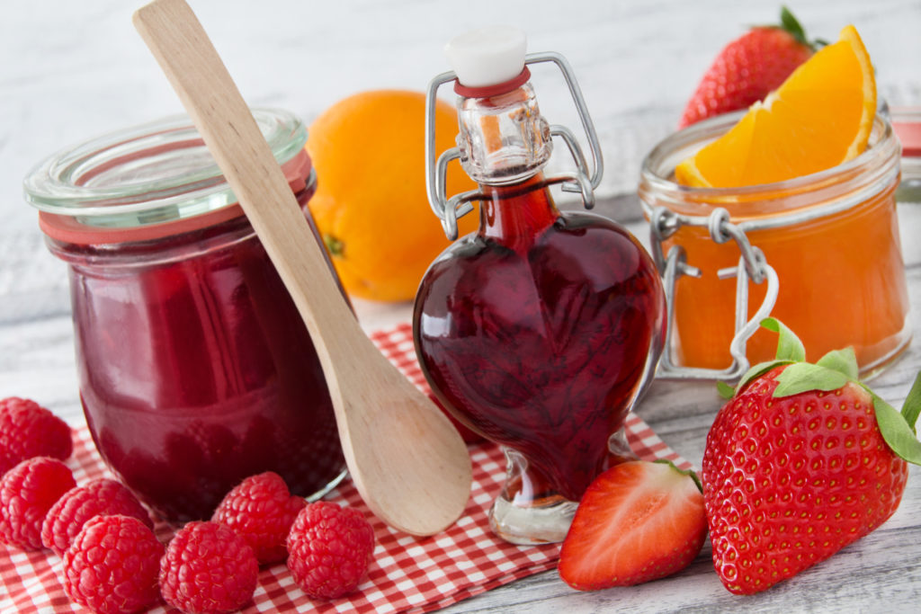 Den Sommer ins Glas füllen: Sirup oder Marmelade ganz einfach selbst zubereiten. Bild: PhotoSG - fotolia