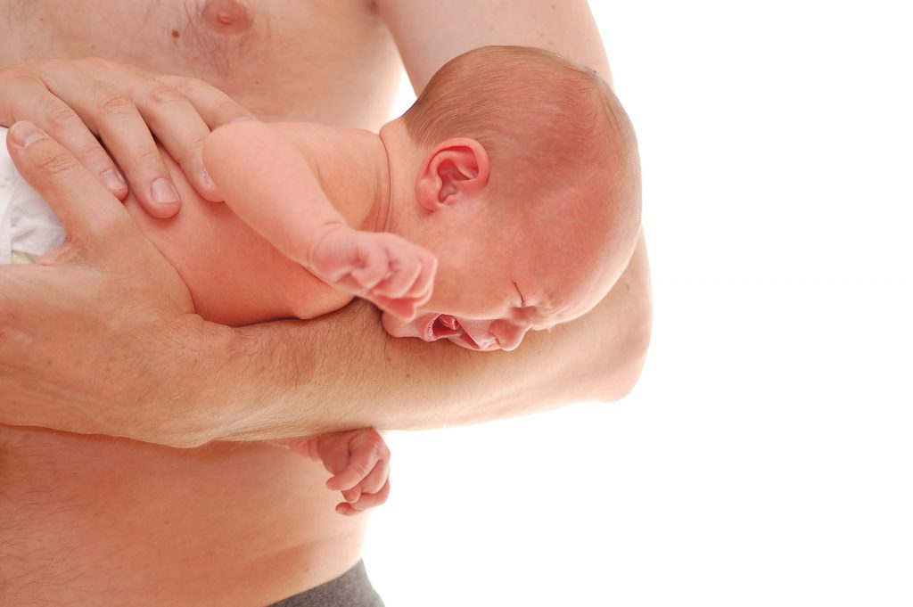 Bei Babys kann eine so gennante "Dreimonatskolik" dahinter stecken, wenn sich der Bauch stark vorwölbt. (Bild: lisalucia/fotolia.com) 