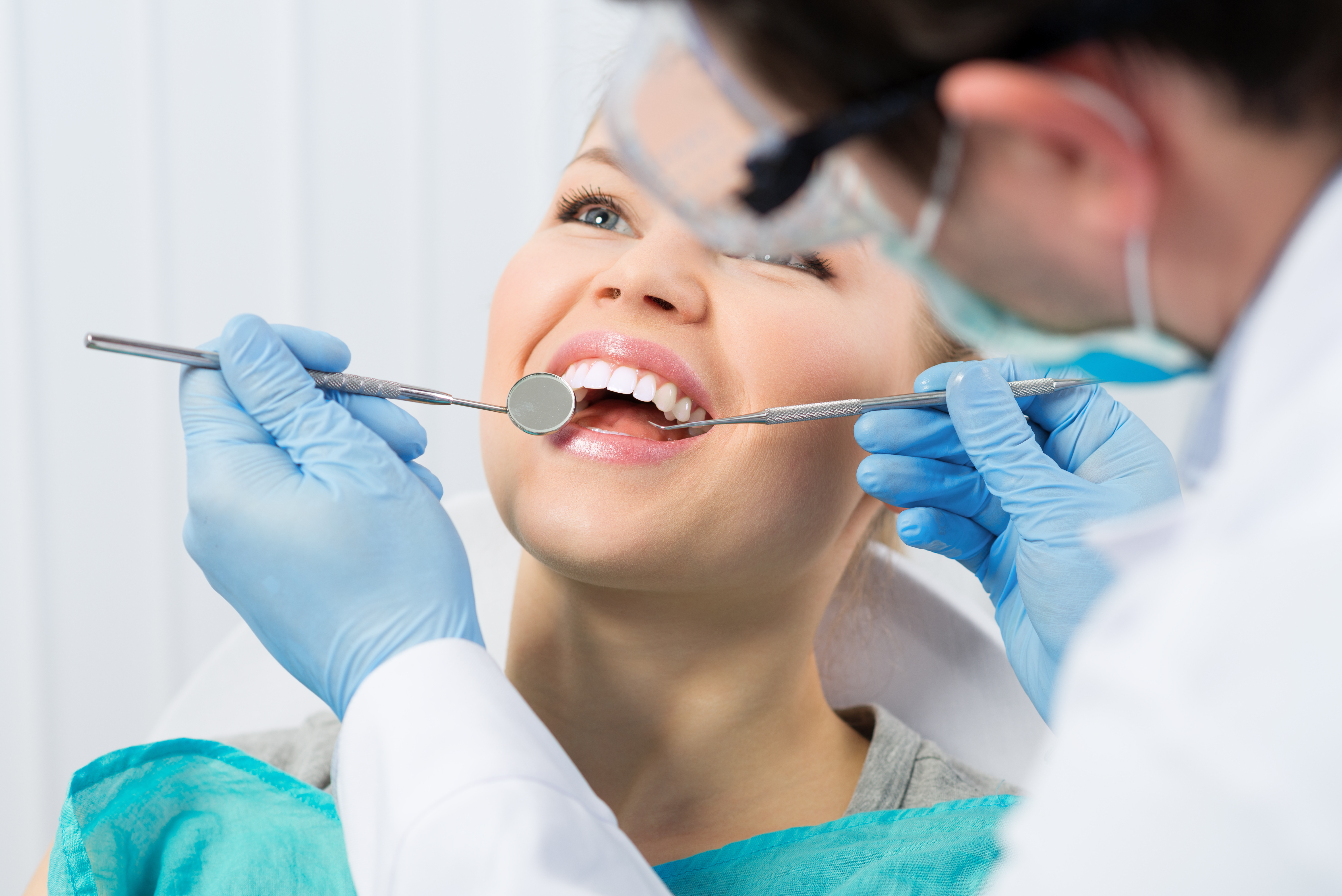 Сколько чистка зубов по времени у стоматолога. Сайт стоматологии. Терапевтическая стоматология. Профессиональная гигиена фторирование зубов. Гигиена зубов Эстетика.