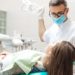 Oft sind Zahnprobleme die Ursache für Mundgeruch. Daher sind regelmäßige Besuche beim Zahnarzt besonders wichtig. (Bild: vadymvdrobot/fotolia.com)