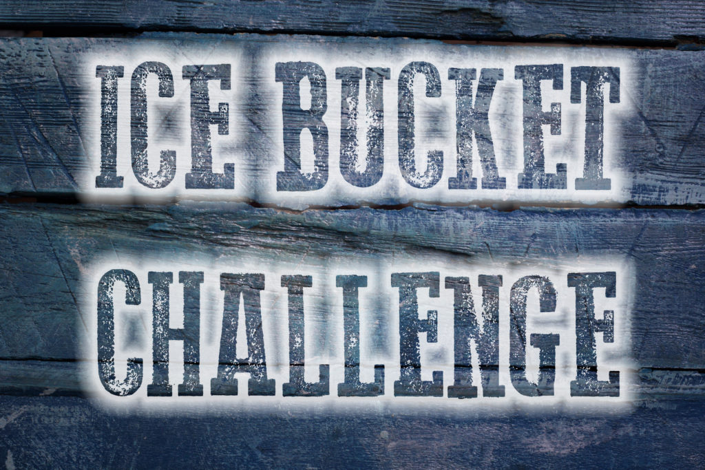 Die sogenannte "Ice Bucket Challenge" hat für zahlreiche Spendengelder gesorgt, die in die Forschung gesteckt wurden. Dadurch konnten Wissenschaftler nun neue Genvarianten ausfindig machen, die die Nervenkrankheit beeinflussen. (Bild: Iliana Mihaleva/fotolia.com)
