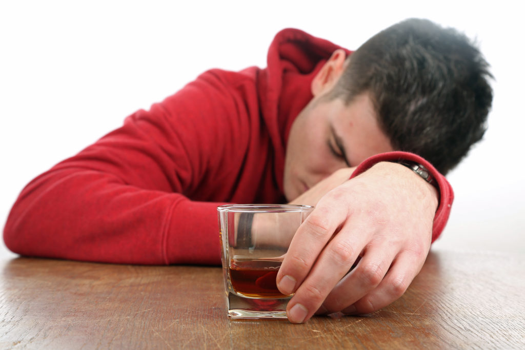 Wenn Minderjährige Probleme mit Alkohol bekommen, sind die Eltern oft Schuld an der Situation. Strengere Erziehungmaßnahmen haben insgesamt zu einem Rückgang des Alkoholmißbrauchs bei Teenagern geführt. (Bild: Klaus Eppele/fotolia.com) 