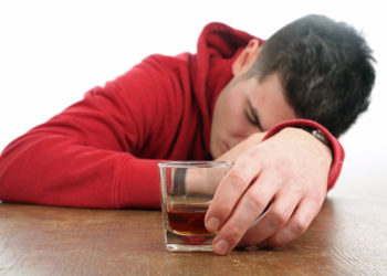 Wenn Minderjährige Probleme mit dem Alkohol bekommen, sind die Eltern mit Schuld an der Situation. Strengere Erziehungmaßnahmen haben zu einem generellen Rückgang des Alkoholmißbrauchs bei Teenagern geführt. (Bild: Klaus Eppele/fotolia.com)