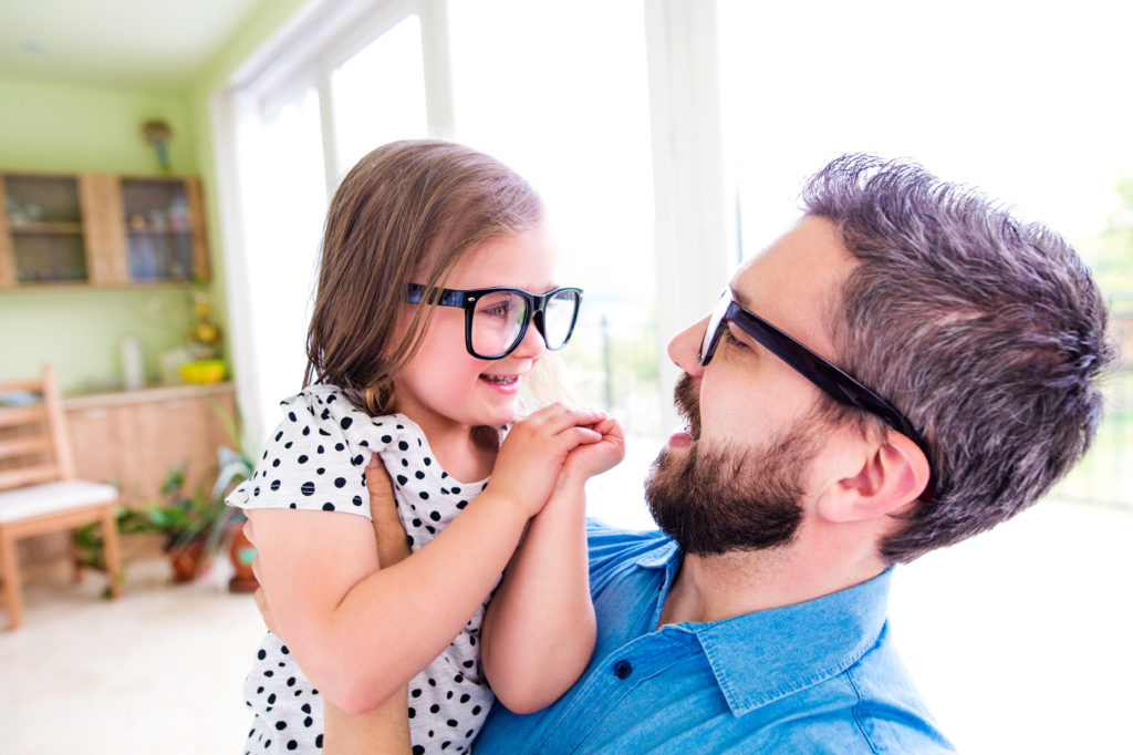 Eine aktuelle Studie aus China zeigt, dass Kinder eher Menschen vertrauen, die sie als attraktiv einschätzen. Für Mädchen gilt dies ganz besonders. (Bild: Halfpoint/fotolia.com)