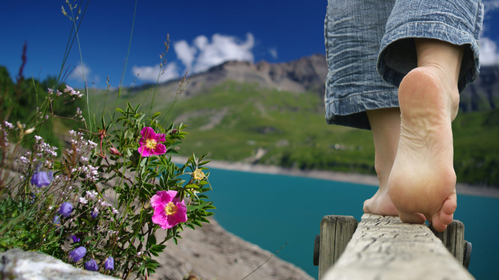 Endlich mal die Schuhe ausziehen: Barfußlaufen trainiert nicht nur die Widerstandsfähigkeit der Füße, sondern stärkt auch die Muskulatur. (Bild: minicel73/fotolia.com)