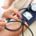 Bluthochdruck kann unserer Gesundheit schaden. Mediziner suchten nach neuen Möglichkeiten, um den Blutdruck zu senken. Sie stellten fest, dass die tägliche Aufnahme von Magnesium Betroffenen helfen kann. (Bild: Kurhan/fotolia.com)