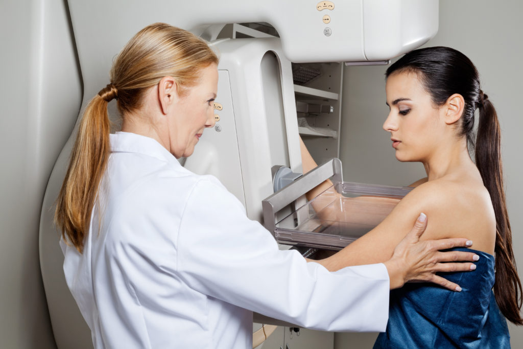 Seit Jahren streiten Experten über die Vor- und Nachteile der Brustkrebs-Vorsorgeuntersuchung. Laut neuesten Daten gibt es bei den Mammographie-Screenings aber nur wenige Falschdiagnosen. (Bild: Tyler Olson/fotolia.com)