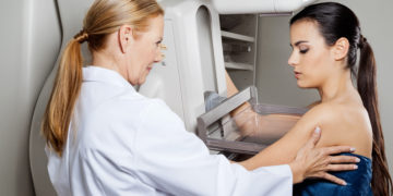Nach auffälligen Befunden bei Mammographie-Screenings wird vielen Frauen empfohlen, eine Gewebeprobe entnehmen zu lassen.
Doch nur bei manchen von ihnen findet sich tatsächlich ein bösartiger Tumor. Forscher berichten nun,
dass sich viele dieser Biopsien vermeiden ließen. (Bild: Tyler Olson/fotolia.com)