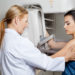 Nach auffälligen Befunden bei Mammographie-Screenings wird vielen Frauen empfohlen, eine Gewebeprobe entnehmen zu lassen.
Doch nur bei manchen von ihnen findet sich tatsächlich ein bösartiger Tumor. Forscher berichten nun,
dass sich viele dieser Biopsien vermeiden ließen. (Bild: Tyler Olson/fotolia.com)