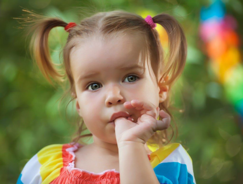 Eltern sagen ihren Kindern immer wieder, dass sie nicht am Daumen lutschen oder an den Fingernägeln kauen sollen. Forscher entdeckten jetzt aber, dass diese schlechten Angewohnheiten uns im späteren Leben vor Allergien schützen können. (Bild: evasilchenko/fotolia.com)