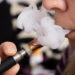 Viele Menschen nutzen E-Zigaretten um weniger zu rauchen oder um ganz mit dem Rauchen aufzuhören. Allerdings ist der Da,pf von E-Zigaretten keineswegs gesund. Forscher entdeckten jetzt zwei Chemikalien im Dampf, die beide als krebserregend gelten. (Bild: tibanna79/fotolia.com)