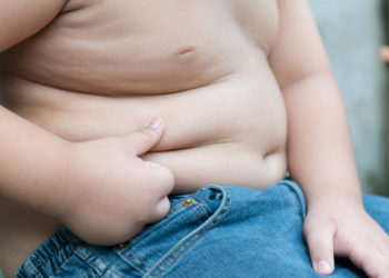 In Rheinland-Pfalz ist rund jeder zehnte Erstklässler zu dick. Kinderprogramme für eine bessere Ernährung sollen gegen Übergewicht helfen. (Bild: kwanchaichaiudom/fotolia.com)