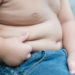 In Rheinland-Pfalz ist rund jeder zehnte Erstklässler zu dick. Kinderprogramme für eine bessere Ernährung sollen gegen Übergewicht helfen. (Bild: kwanchaichaiudom/fotolia.com)