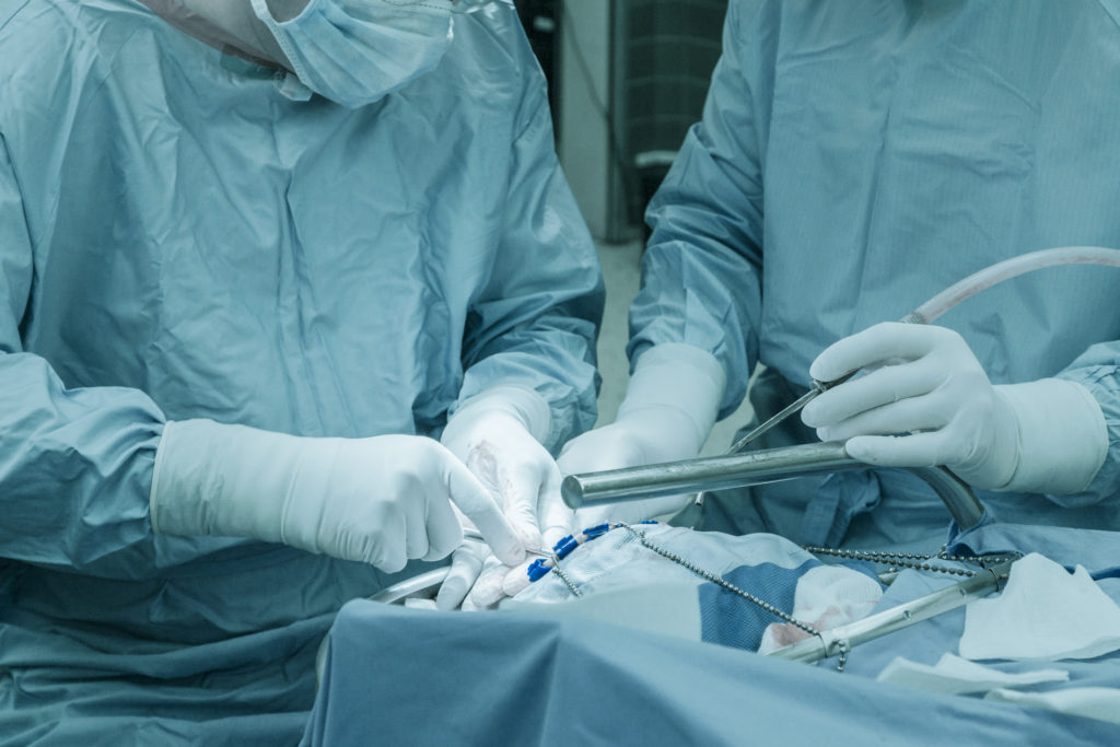 In Düren steht ein Mann vor Gericht, der offenbar jahrelang Patienten operierte ohne Arzt zu sein. Ihm werden Körperverletzung und Urkundenfälschung vorgeworfen. (Bild: Herrndorff/fotolia.com)