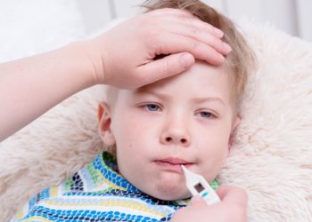 Oft werden Kinder mit Fieber unnötig in Kliniken eingewiesen oder mit Antibiotika therapier. Ein neues Forschungsprojekt soll dies ändern. (Bild: Ermolaev Alexandr/fotolia.com)