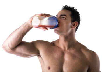 Manche Sportler versuchen mit Protein-Shakes ihre Muskeln zusätzlich aufzubauen.  In Zukunft könnten ihnen weitere Produkte zur Verfügung stehen. Ein Schweizer Unternehmen plant Eiweiß-Shakes aus Schlachtabfällen. (Bild: theartofphoto/fotolia.com)