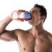 Manche Sportler versuchen mit Protein-Shakes ihre Muskeln zusätzlich aufzubauen.  In Zukunft könnten ihnen weitere Produkte zur Verfügung stehen. Ein Schweizer Unternehmen plant Eiweiß-Shakes aus Schlachtabfällen. (Bild: theartofphoto/fotolia.com)