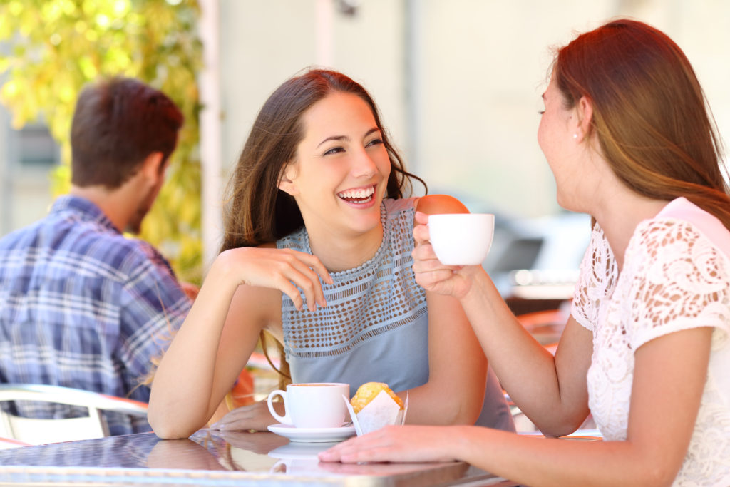 Viele Frauen brauchen eine gleichgeschlechtliche Freundin, mit der sie über alles reden können. Männern ist das weniger wichtig. Das zeigt eine aktuelle Umfrage. (Bild: Antonioguillem/fotolia.com)